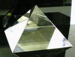 Cheops-Glas-Pyramide Om-Klang optisch rein - ca 72 x 72 x 46mm