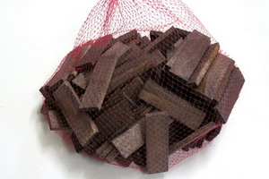 Klotzholz 80x24x6mm - Farbe schwarz, Netz mit ca 100 St.