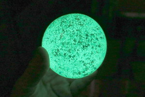 Glaskugel mit Leuchtpigmenten
