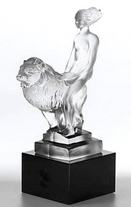 Statue M�dchen mit L�we ca 215mm - Bleikristallglas