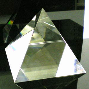 Glas-Pyramide optisch rein - ca 120 x 120 x 100mm - Feng-Shui