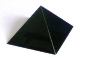 Cheops-Glas-Pyramide Om-Klang SCHWARZ - ca 72 x 72 x 46mm