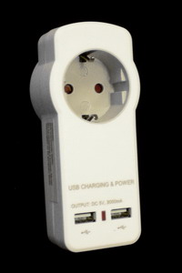 USB-Ladeger�t ( 5V / 3 A ) mit Schuko-Steckdose 230V / 16 A